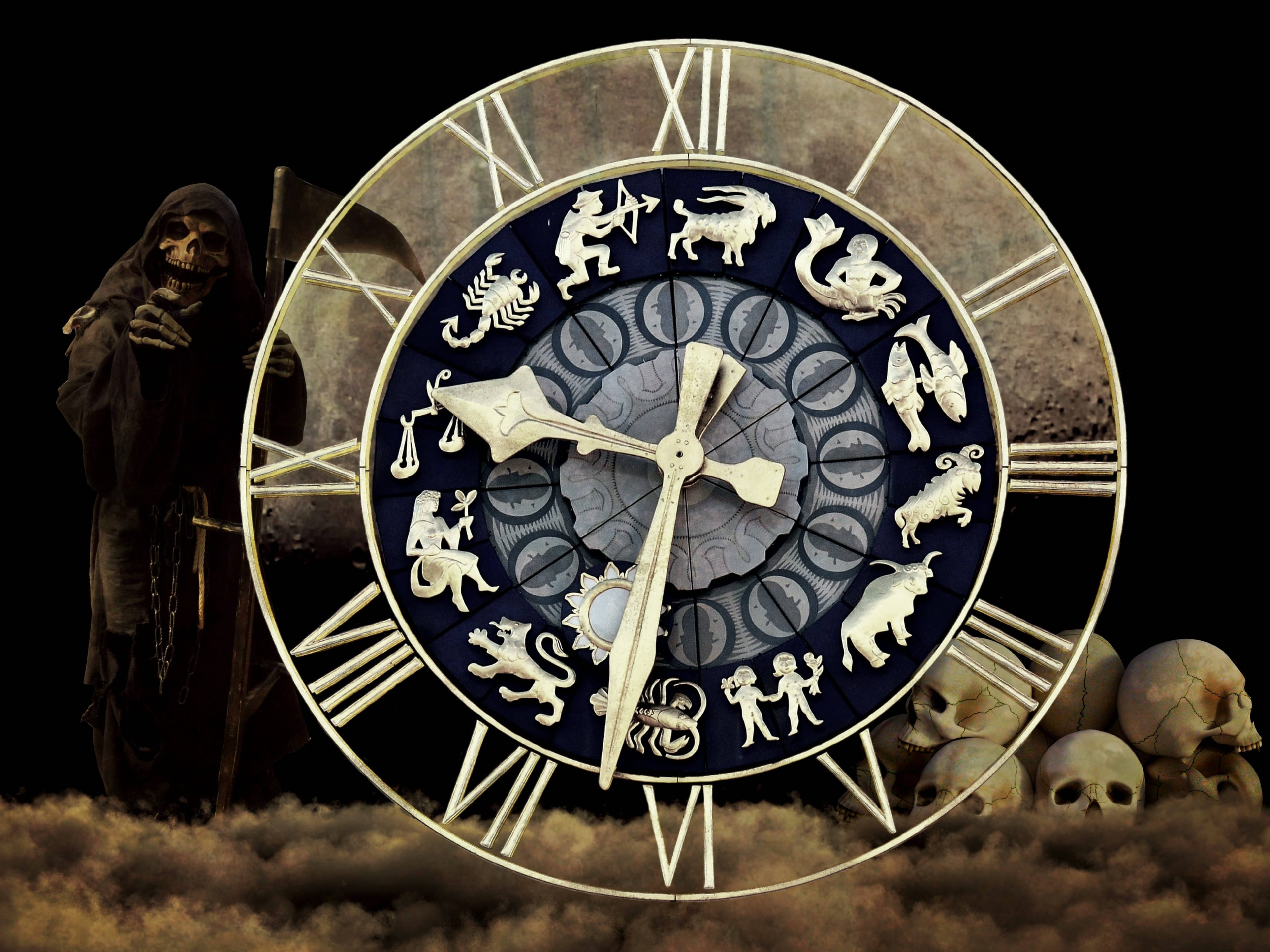 zodiac 桌布 壁紙 — 一個死神站在一個裝飾華麗、帶有星座符號和頭骨的大型時鐘旁邊，地面雲霧繚繞。