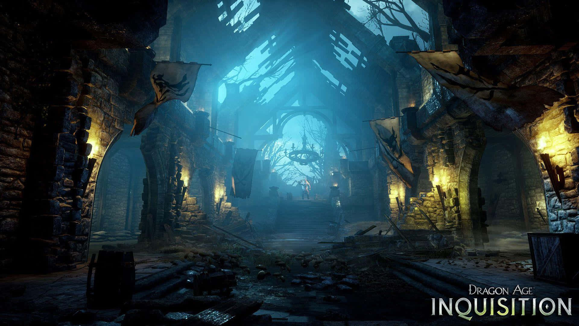 Best Dragon Age Inquisition 桌布 壁紙 — 一個毀壞的石頭大廳，破碎的拱門和旗幟懸掛在從碎裂天花板透出的詭異藍光中。