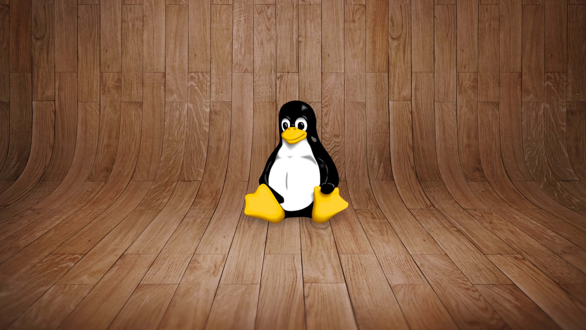 Linux 桌布 壁紙 — 一個毛絨Linux企鵝吉祥物坐在彎曲木地板的中央，背景是相配的木牆。