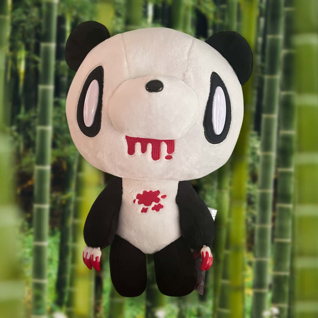 gloomy bear 桌布 壁紙 — 一個毛絨熊貓玩具，嘴巴、胸口和爪子上有紅色血跡般的污漬，站在模糊的竹林背景前。