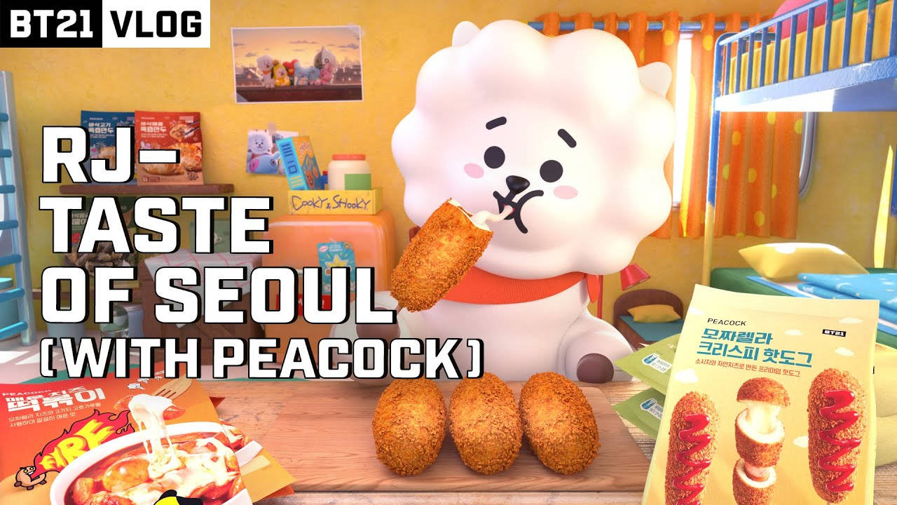 rj bt21 桌布 壁紙 — 一個毛茸茸的白色卡通角色在一個充滿零食和鮮豔裝飾的彩色臥室裡吃著脆脆的韓式玉米熱狗。