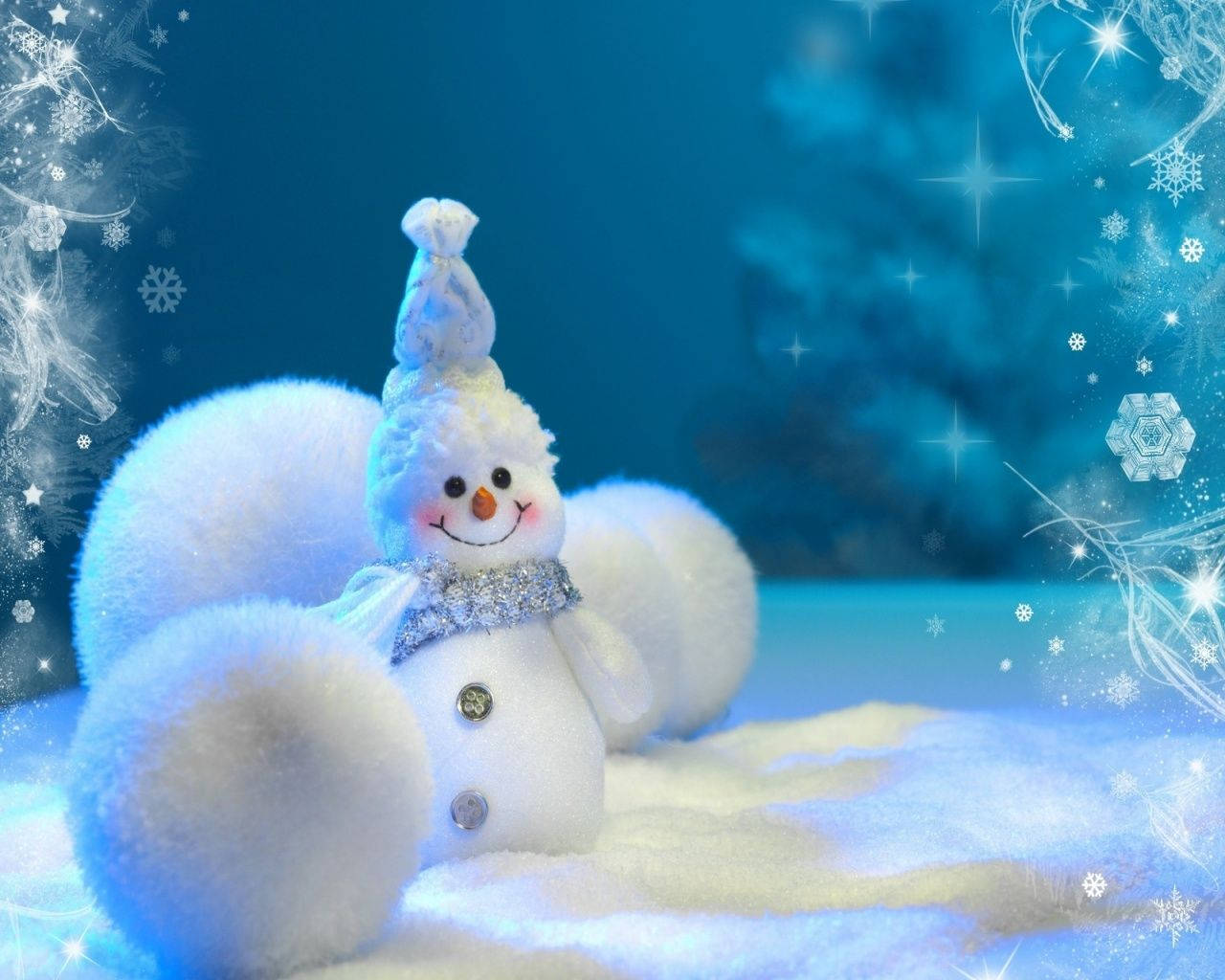 雪人 桌布 壁紙 — 一個毛茸茸的雪人，戴著閃閃發光的圍巾和帽子，坐在雪白的藍色冬季場景中，有閃爍的雪花和星爆。