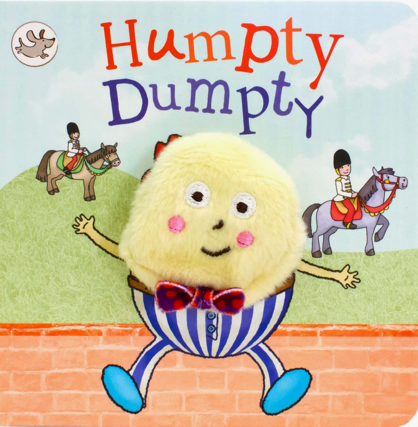 Storybook 桌布 壁紙 — 一個毛茸茸的黃色Humpty Dumpty穿著條紋褲子和領結，坐在磚牆上，背景有兩個騎馬的守衛。