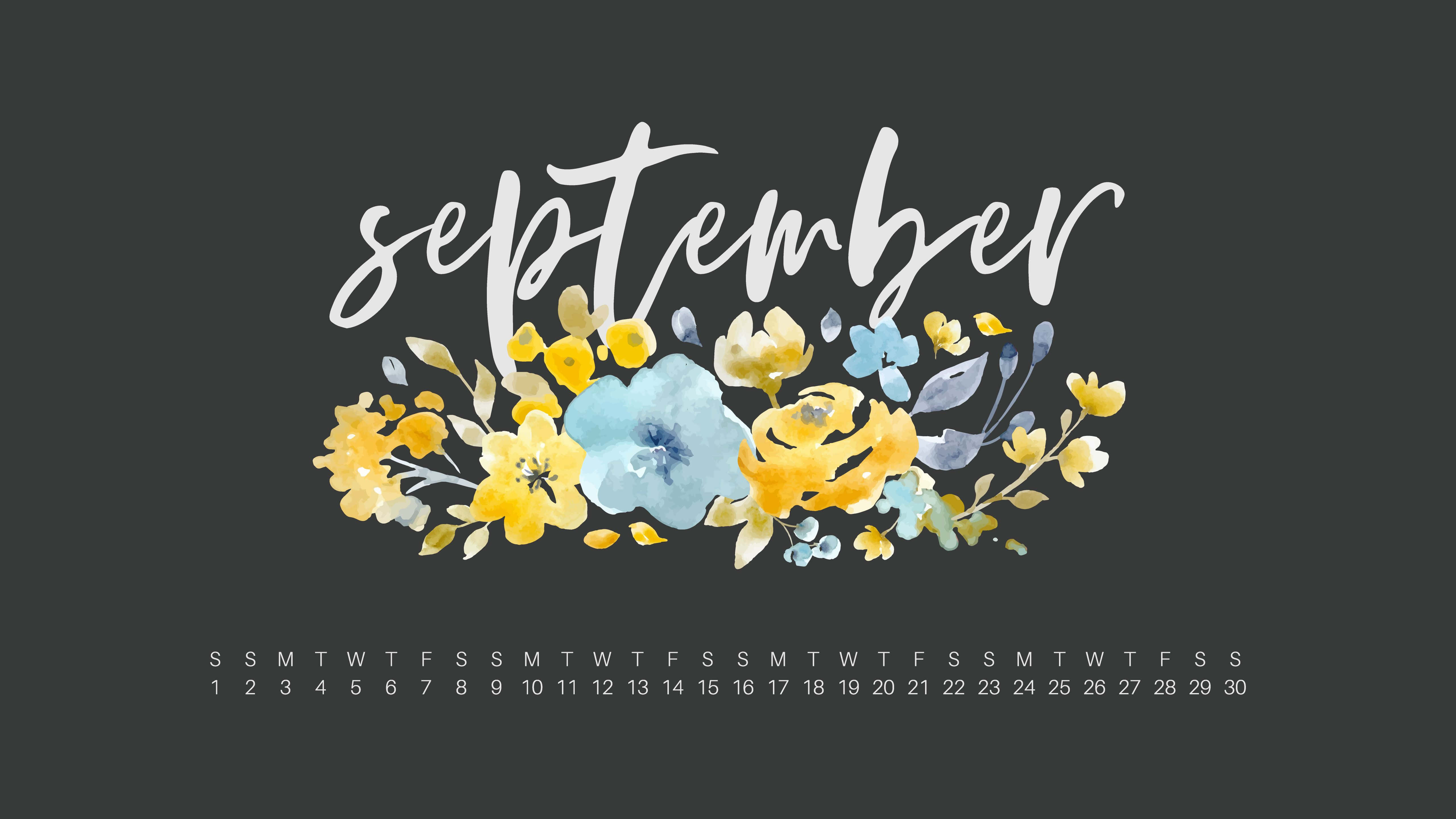 September 桌布 壁紙 — 一個水彩花卉花環，黃色和藍色的花朵圍繞著september這個詞，以優雅的白色字體呈現在深灰色背景上。