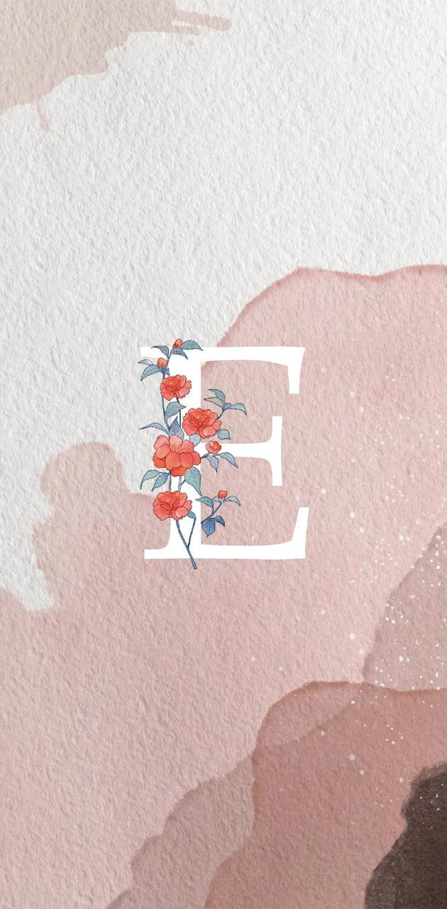 E 桌布 壁紙 — 一個水彩風格的字母E，飾有紅色花朵和綠色葉子，背景為柔和的粉紅色和米色抽象水洗效果。