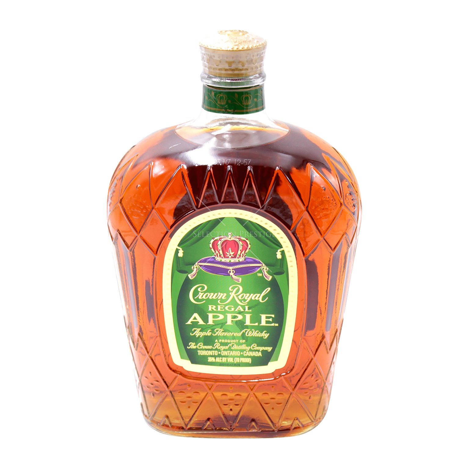 蘋果 桌布 壁紙 — 一個水晶切割的 Crown Royal Regal Apple 威士忌酒瓶，帶有綠色標籤和金色皇冠蓋，背景為白色。