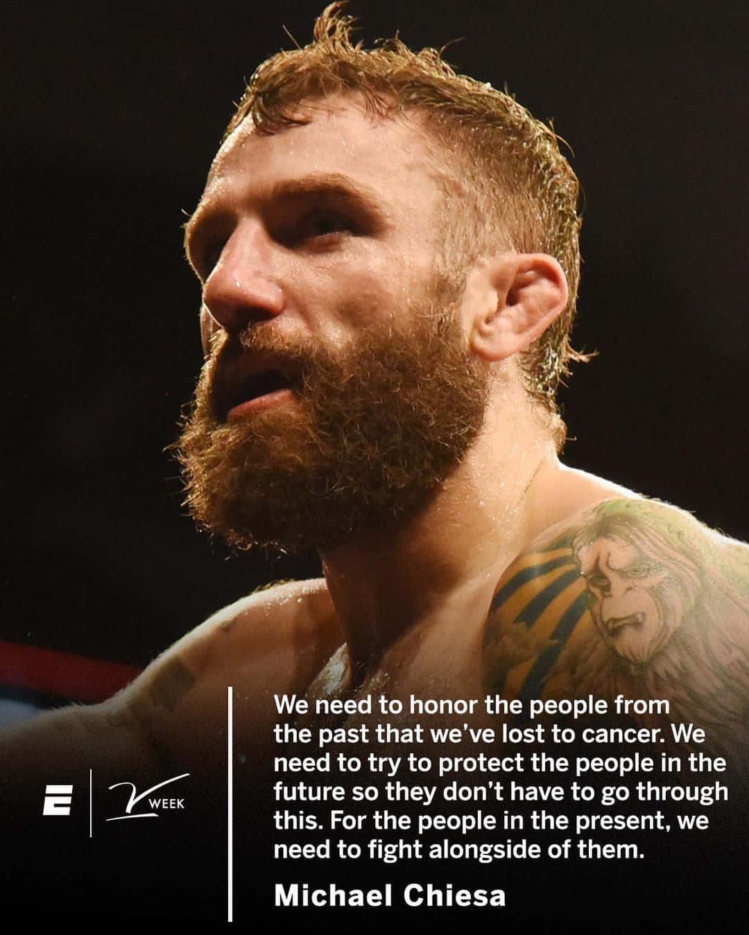 MMA 桌布 壁紙 — 一個汗流浹背、留鬍子的戰士，帶著老虎刺青，在昏暗的競技場中凝視著。