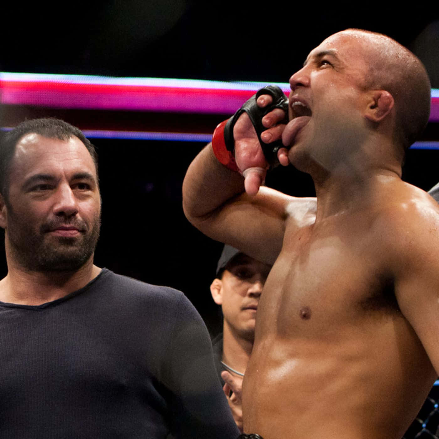 UFC 桌布 壁紙 — 一個汗流浹背的MMA拳手在八角籠中勝利咆哮，他的教練在旁邊專注地觀看。