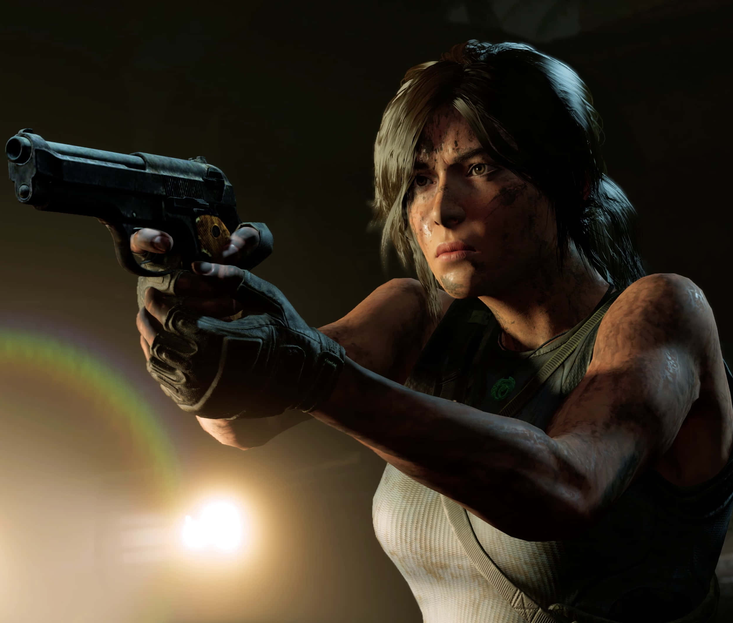 Pixel 3 Shadow Of The Tomb Raider 桌布 壁紙 — 一個決定的女人，臉上髒兮兮，戴著手套，在溫暖的背光下向前瞄準手槍。