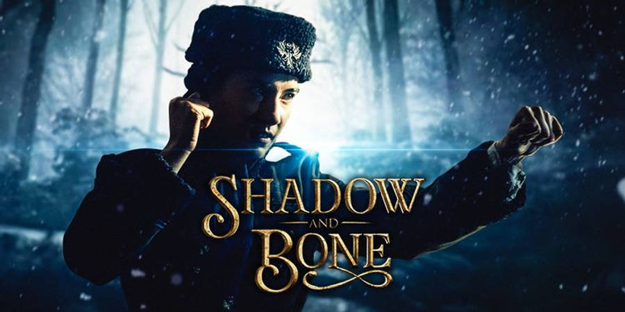 shadow 桌布 壁紙 — 一個決心堅定的人物在黑暗的森林中，雪花飄落，發光的光線照亮他們的臉龐和緊握的拳頭。