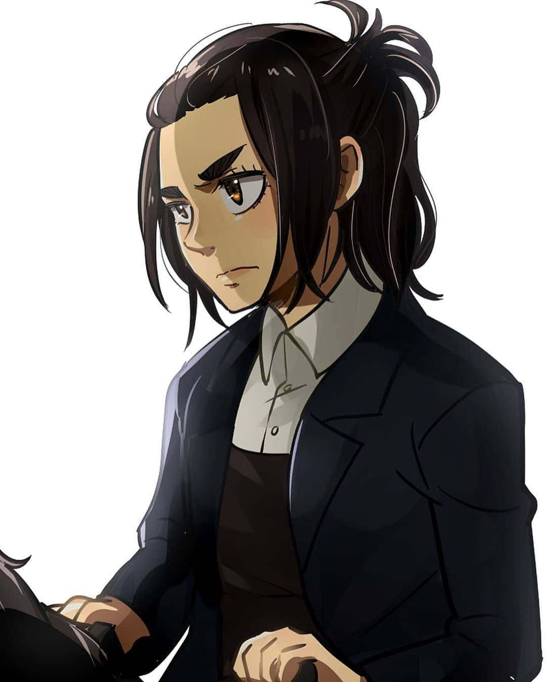 Gabi Braun 桌布 壁紙 — 一個決心堅定的動漫女孩，深色頭髮紮成凌亂的髮髻，身穿黑色西裝外套，內搭白色襯衫和棕色上衣，表情嚴肅地握著武器。