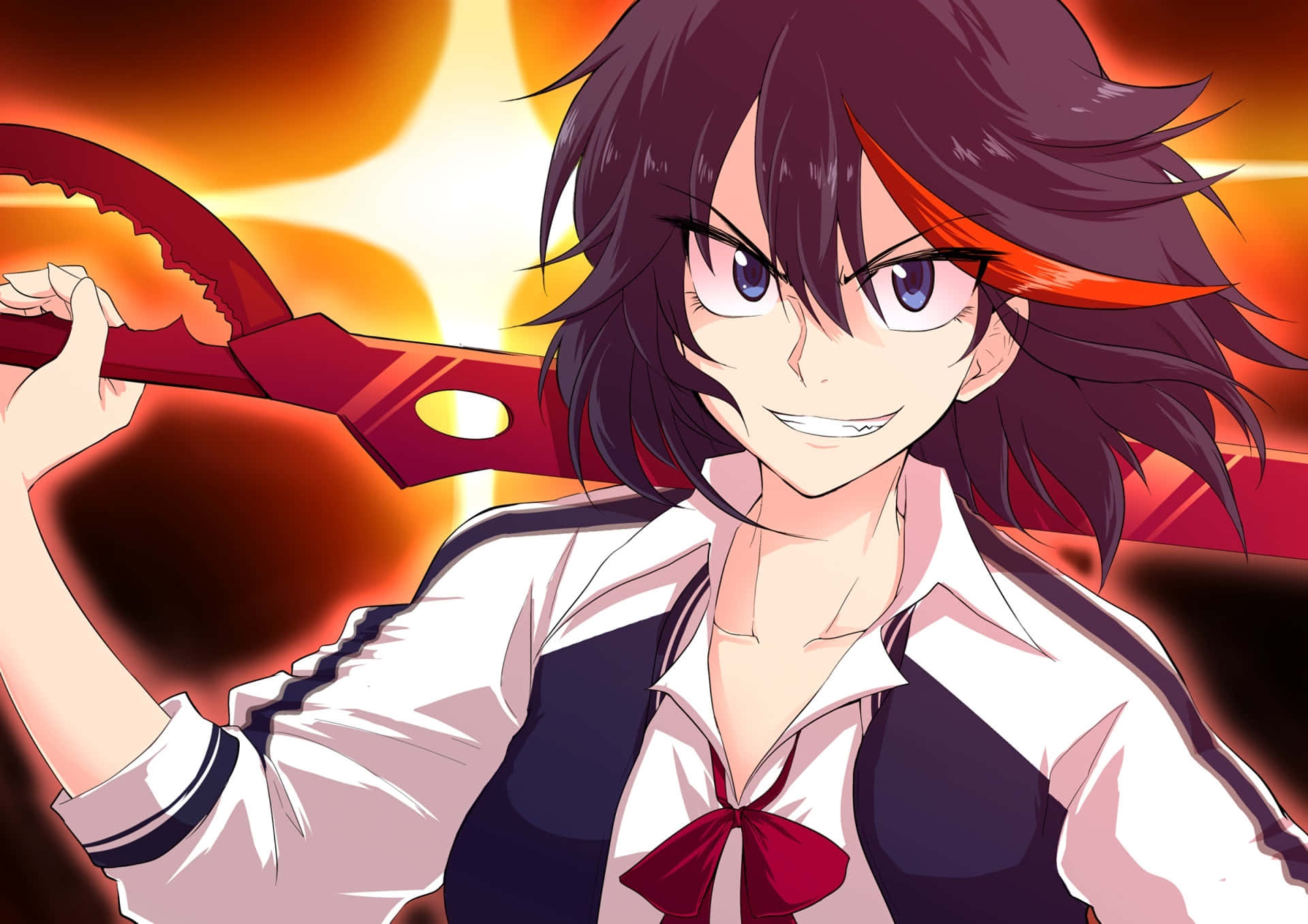 ryuko matoi 桌布 壁紙 — 一個決心堅定的動漫女孩，深色頭髮帶有紅色挑染，在熾熱的橙色背景前揮舞著一把發光的紅色劍。