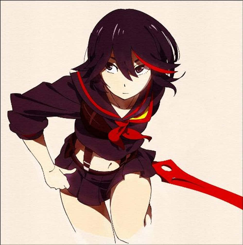 ryuko matoi 桌布 壁紙 — 一個決心堅定的動漫女孩，深色頭髮帶有紅色點綴，蹲在地上，手持紅色武器，背景是純米色。