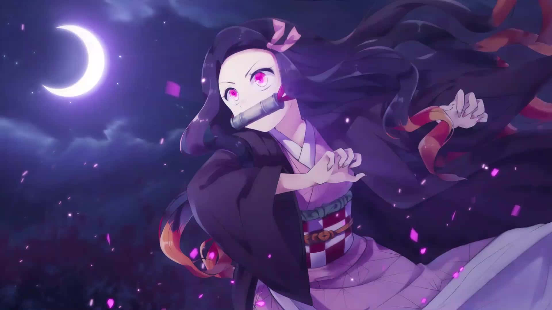 Cool Nezuko 桌布 壁紙 — 一個決心堅定的動漫女孩，粉紅色眼睛和深色頭髮，在發光的彎月下揮舞著劍。