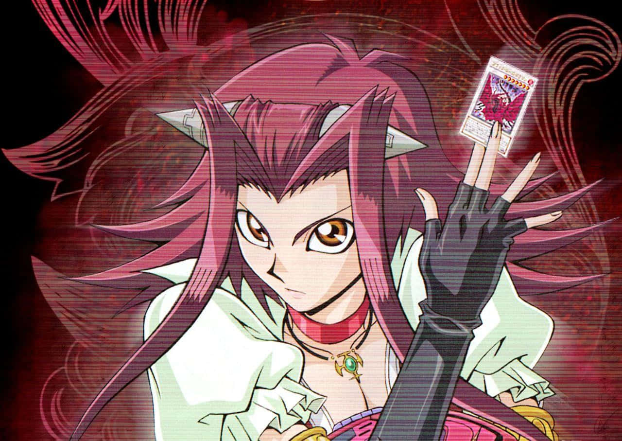 Akiza Izinski 桌布 壁紙 — 一個決心堅定的動漫女孩，粉紅色頭髮和貓耳朵，在旋轉的紅色背景前舉起一張發光的卡片。