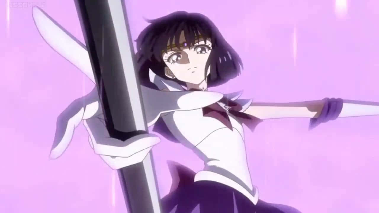 Sailor Saturn 桌布 壁紙 — 一個決心堅定的動漫女孩，身穿白色和紫色制服，在柔和的紫色背景下揮舞著發光的劍。