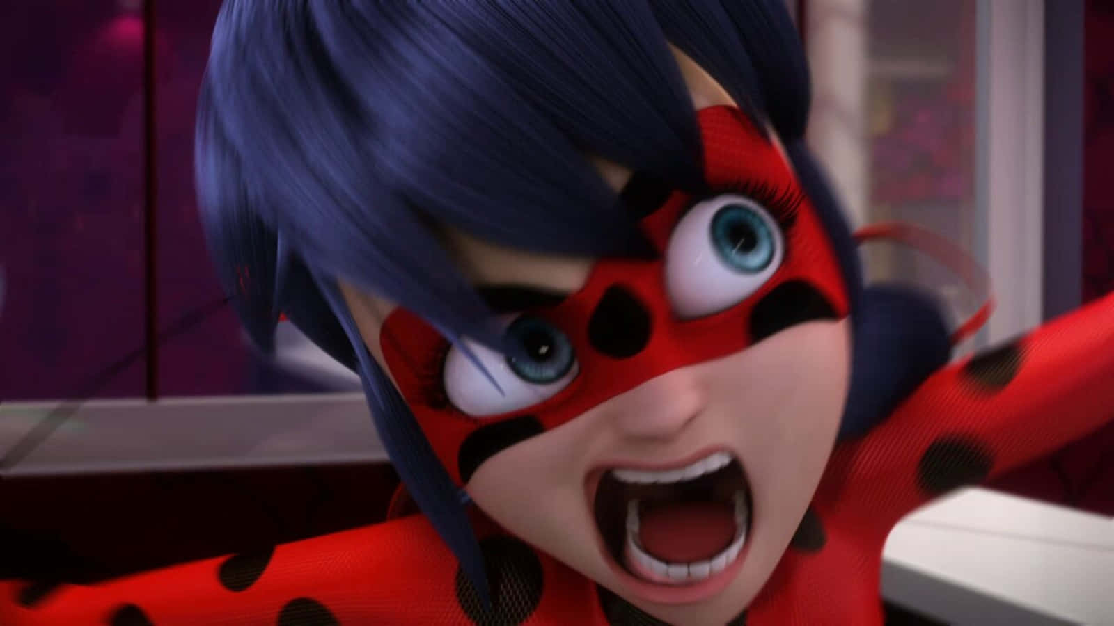Funny Miraculous 桌布 壁紙 — 一個決心堅定的動漫女孩，身穿紅黑圓點超級英雄服裝，藍色頭髮，大眼睛，正在大喊的特寫。