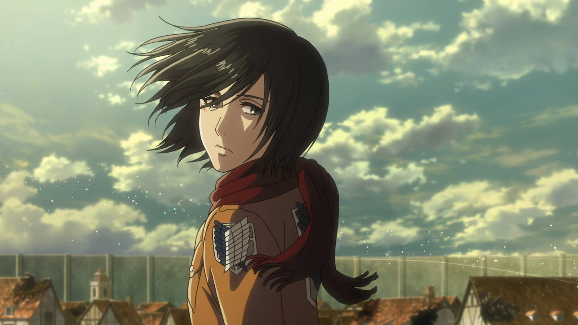 Mikasa Ackerman 桌布 壁紙 — 一個決心堅定的動漫女孩，身穿黃色制服，繫著紅色圍巾，站在雲層密佈的天空下，俯瞰著一個有城牆的小鎮。