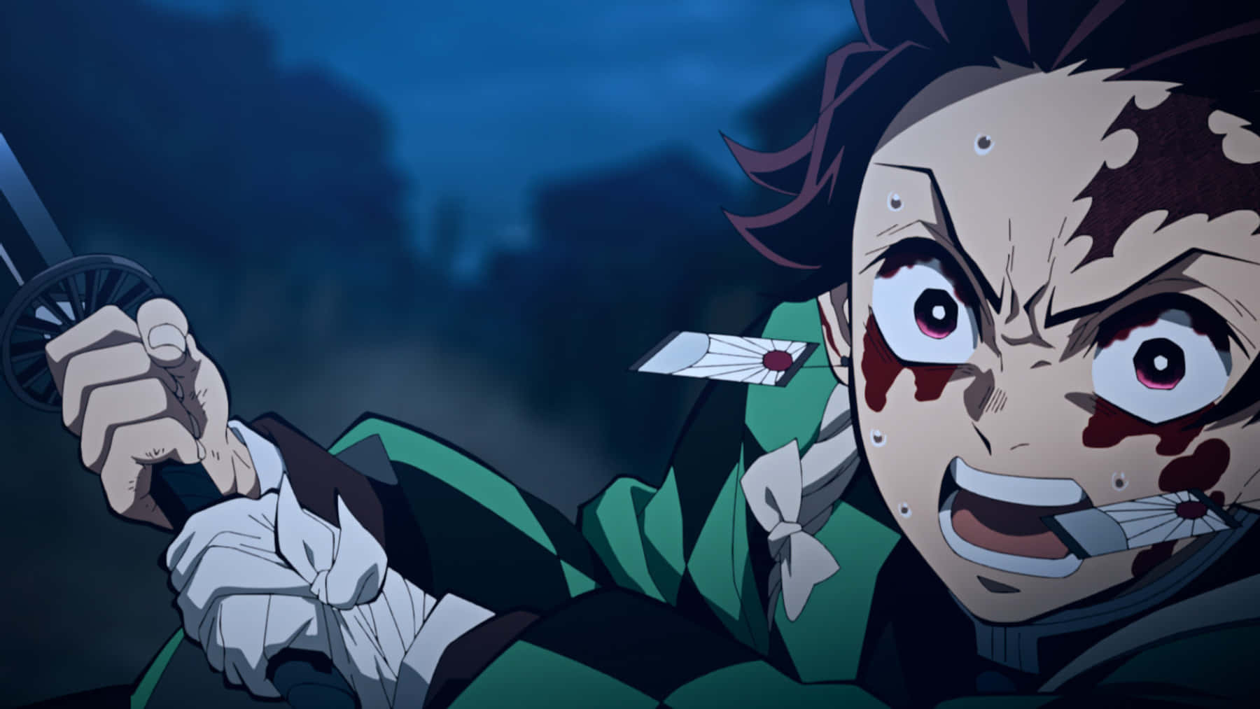 Demon Slayer Fight 桌布 壁紙 — 一個決心堅定的動漫戰士，滿臉鮮血，手握劍，在黑暗暴風雨的夜晚背景下緊握劍柄。