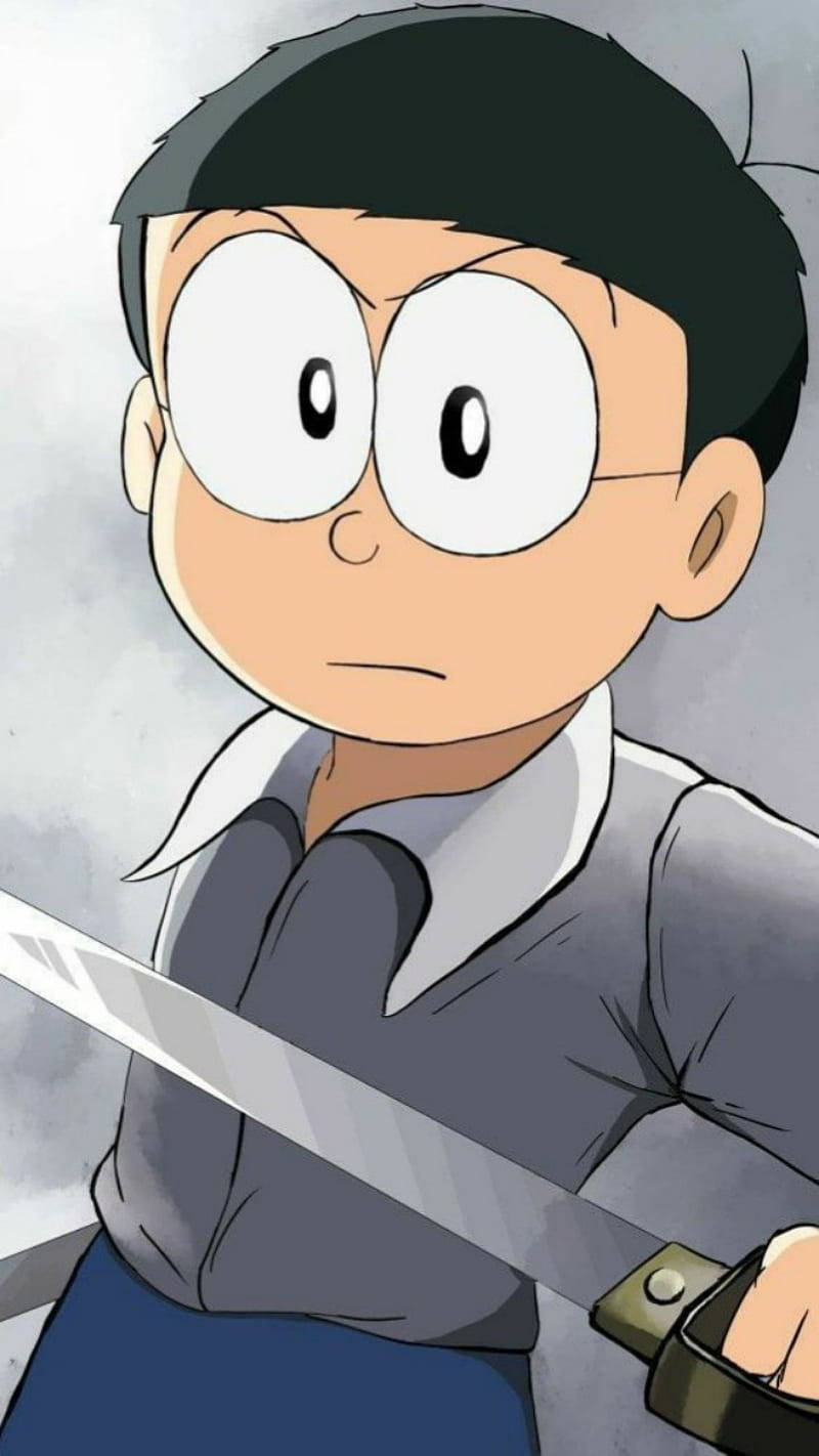 nobita 桌布 壁紙 — 一個決心堅定的動漫男孩，有著巨大的眼睛，在陰雲密佈的灰色背景前緊緊握著一把劍。