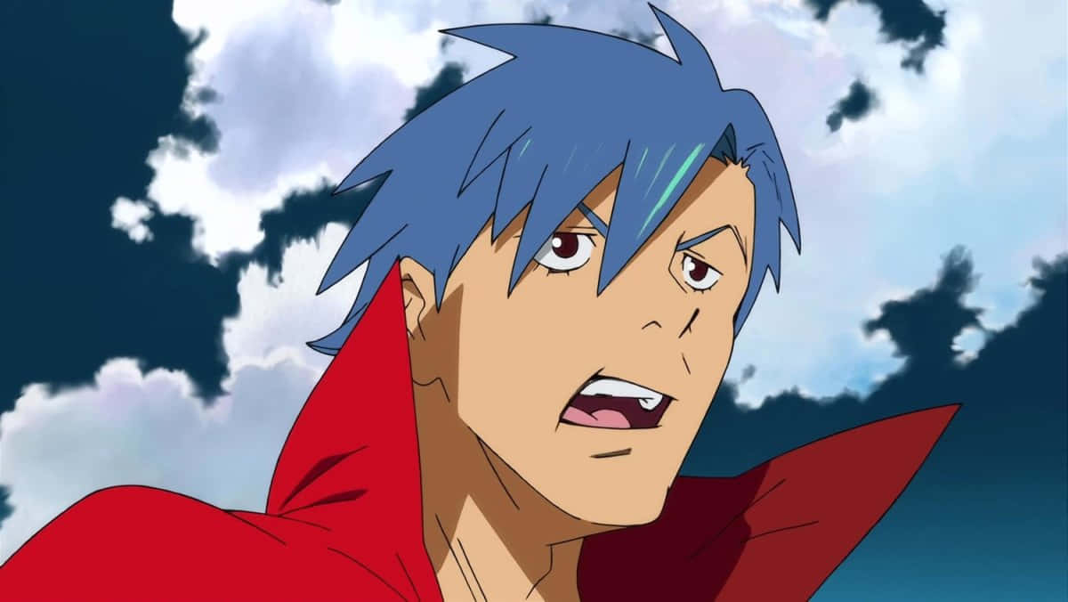 Gurren Lagann Kamina 桌布 壁紙 — 一個決心堅定的動漫角色，擁有尖刺的藍色頭髮和紅色斗篷，在陰雲密佈的天空下凝視著。