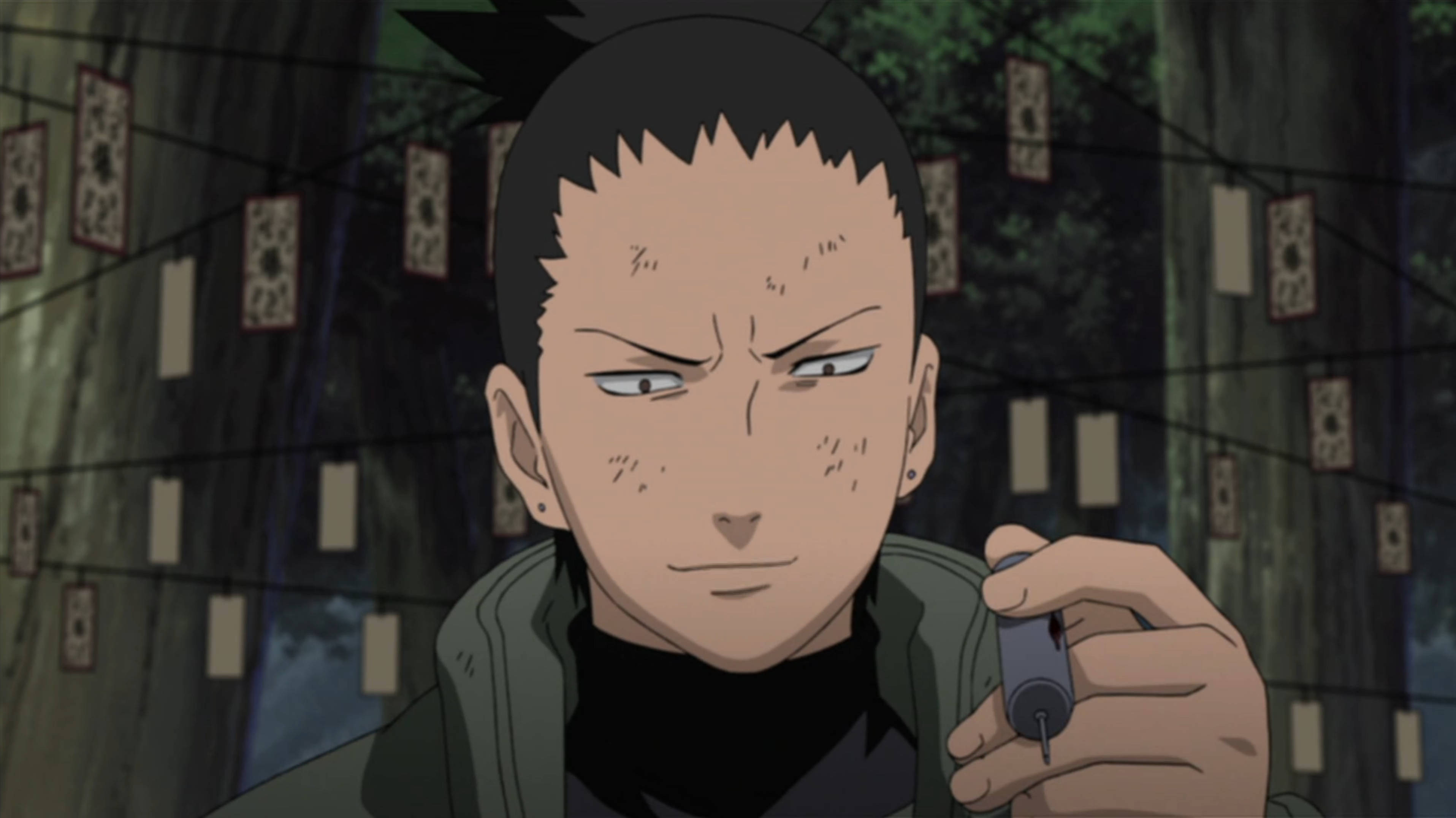 Shikamaru 桌布 壁紙 — 一個決心堅定的動漫角色，擁有尖刺般的黑色頭髮，在掛著紙燈籠的森林中手持一個小裝置。