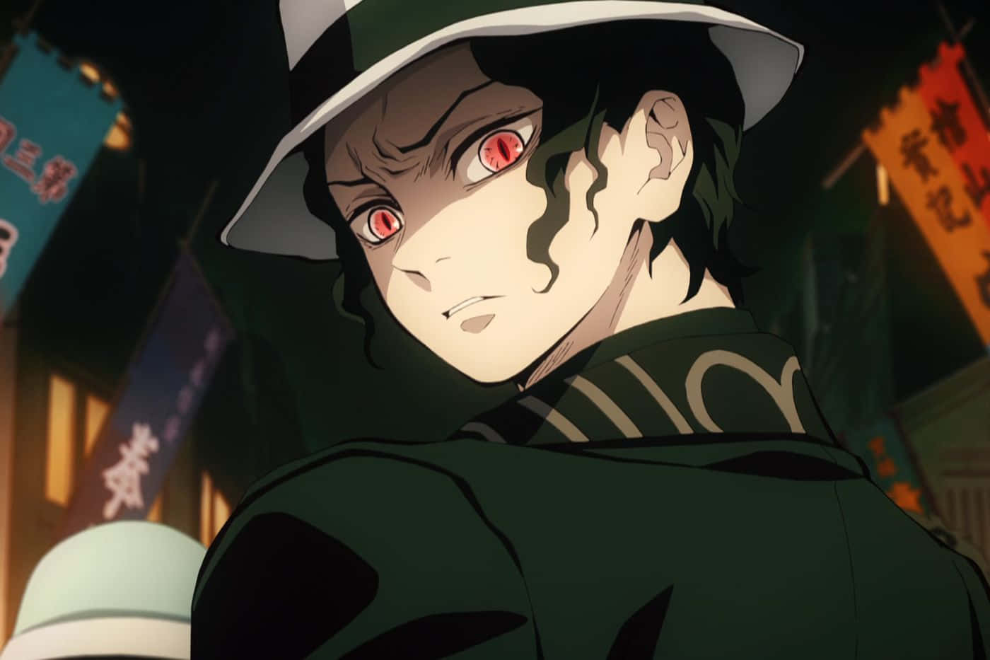 Demon Slayer Half-demon 桌布 壁紙 — 一個決心堅定的動漫角色，擁有發光的紅色眼睛和綠色帽子，夜晚站在昏暗的日本街道上。