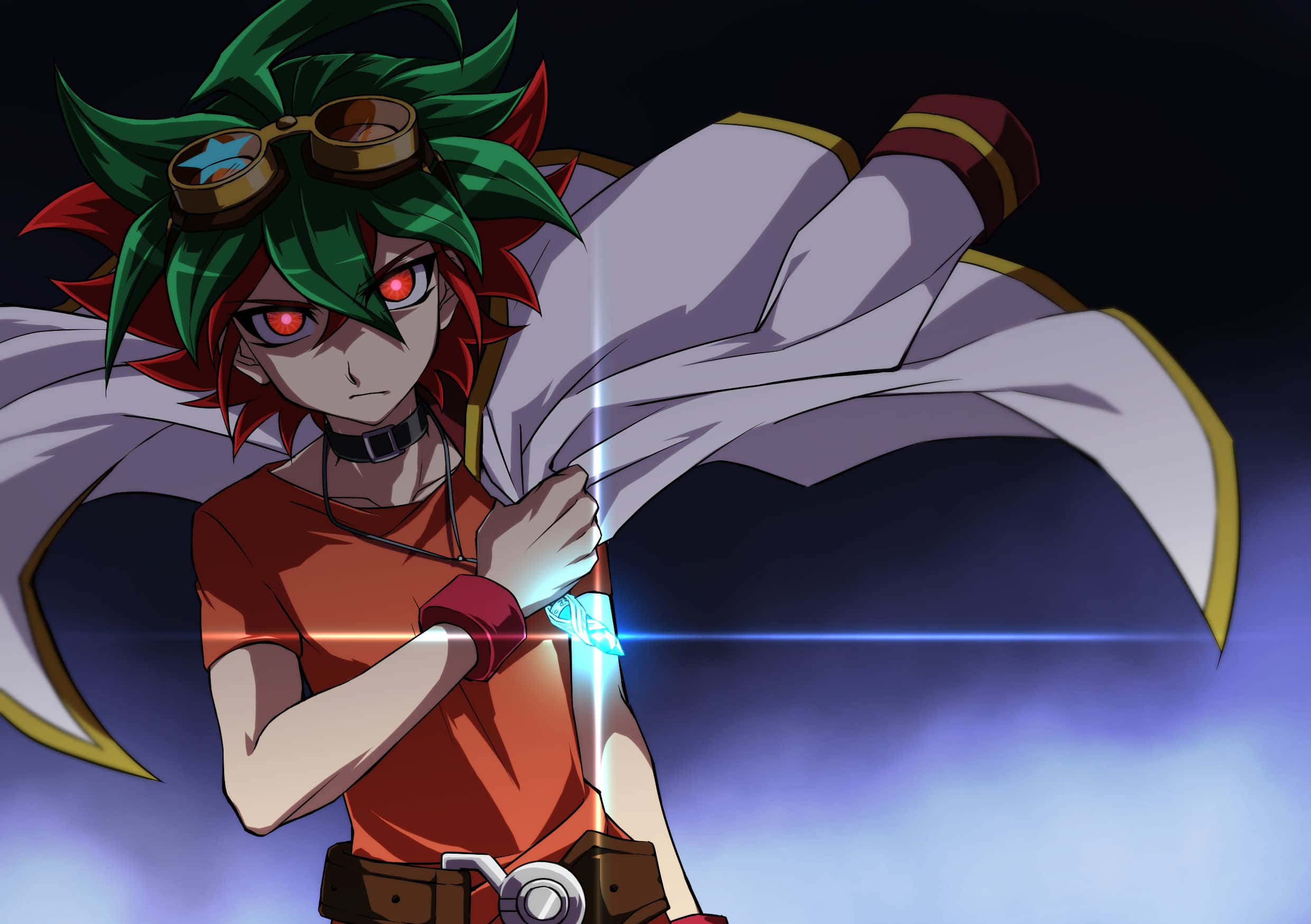 Yuya Sakaki 桌布 壁紙 — 一個決心堅定的動漫角色，擁有綠色頭髮和紅色眼睛，戴著護目鏡和白色披風，在黑暗背景下啟動一個發光的藍色裝置。