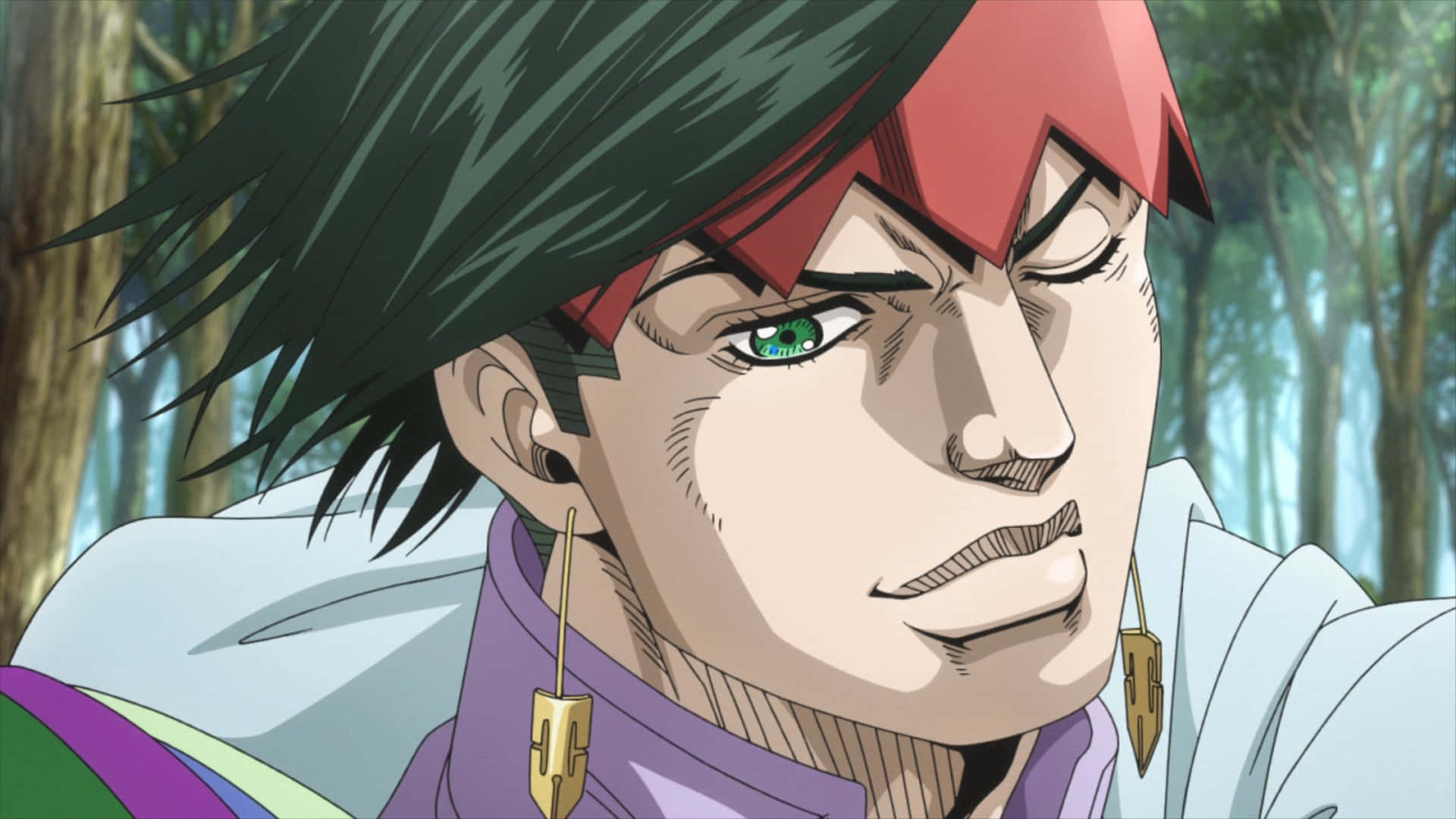 Rohan Kishibe 桌布 壁紙 — 一個決心堅定的動漫角色，綠色眼睛和紅色頭帶，站在森林中，穿著紫色和白色的服裝，戴著金色耳環。