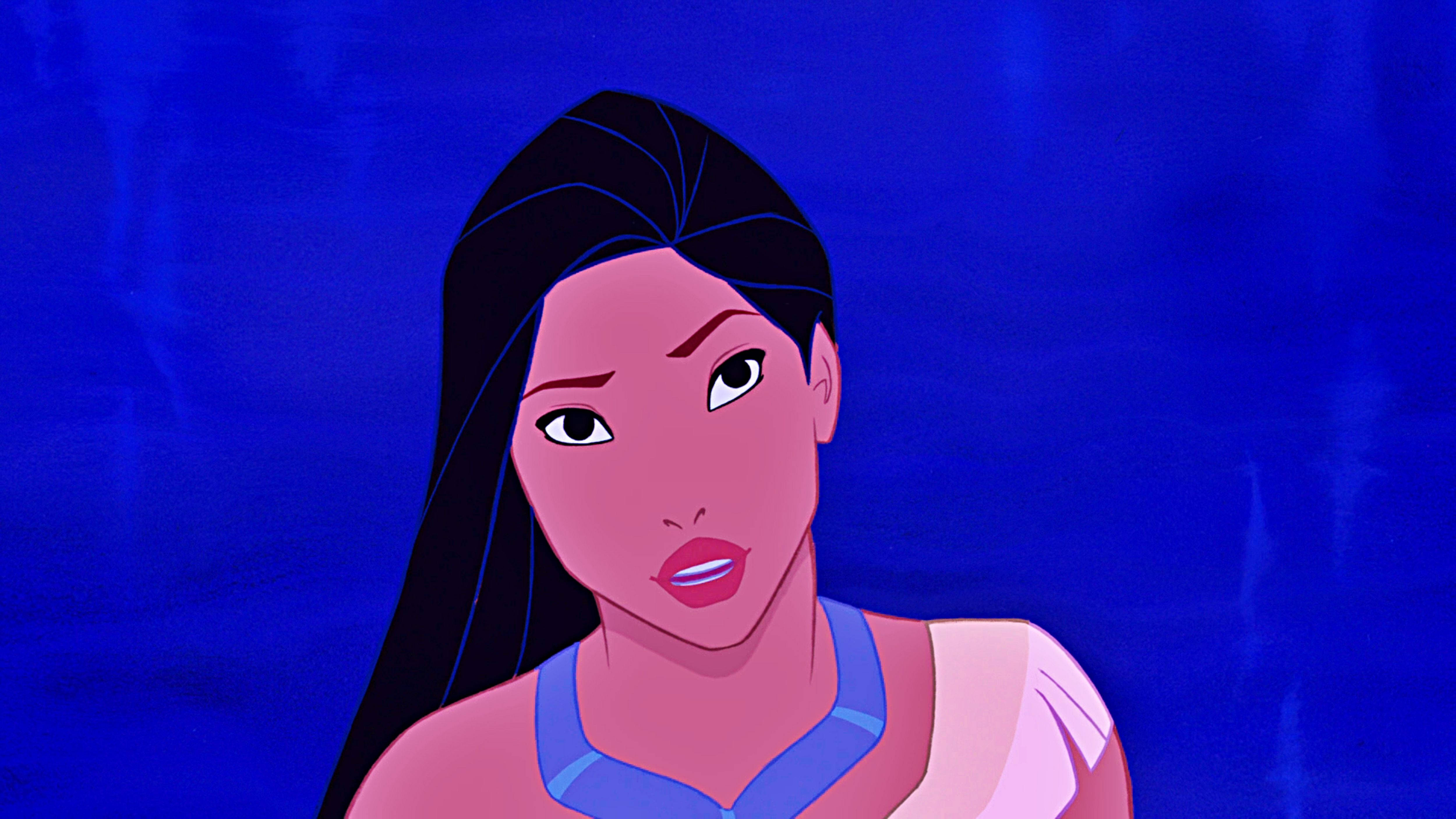 Pocahontas 桌布 壁紙 — 一個決心堅定的動畫女性特寫，長長的黑髮，背景是深藍色紋理背景。