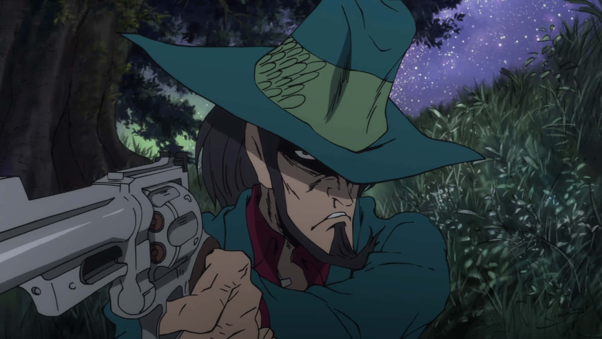 Lupin Iii Daisuke Jigen 桌布 壁紙 — 一個決心堅定的動畫槍手，戴著青綠色帽子，在繁星點點的夜空下，於茂密森林中瞄準左輪手槍。