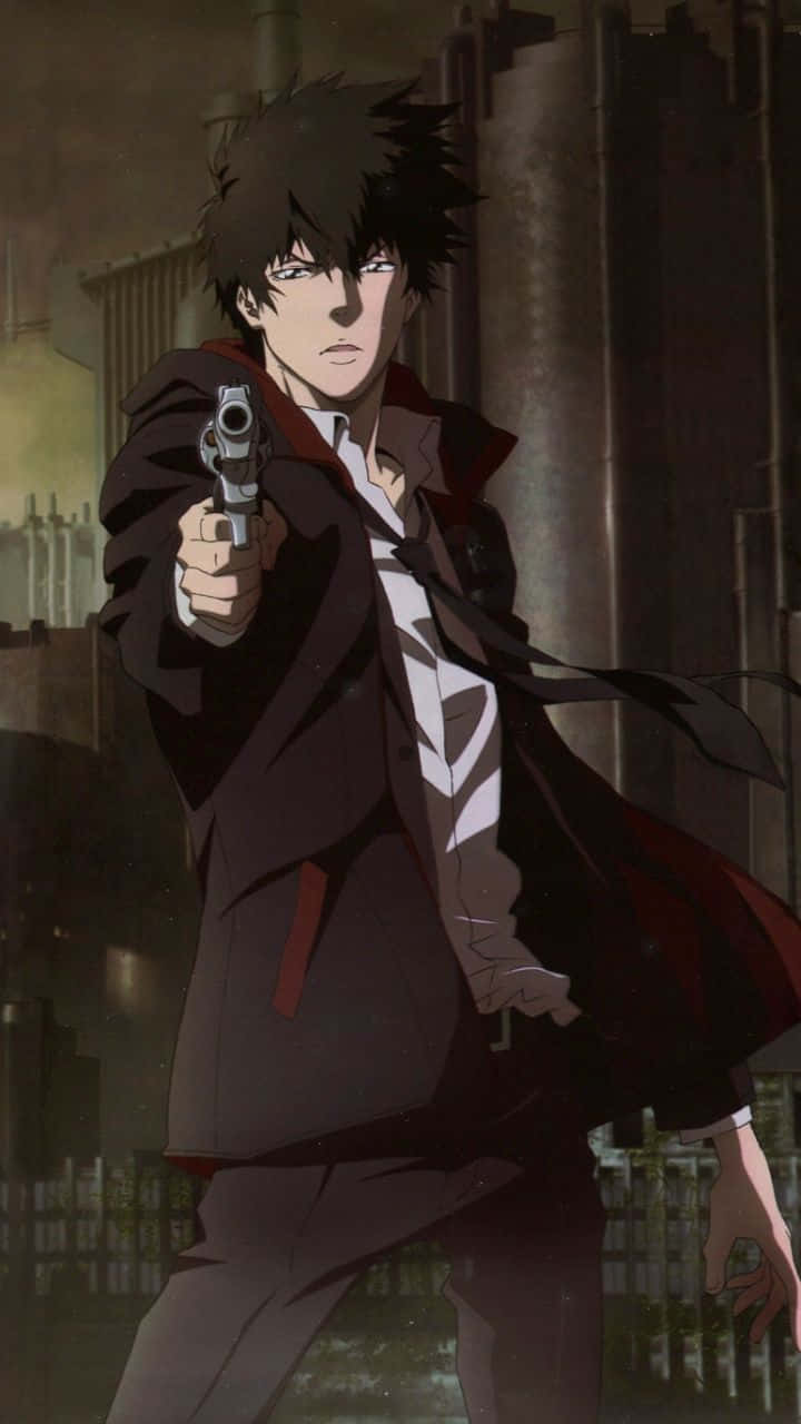 Shinya Kogami 桌布 壁紙 — 一個決心堅定的動畫男人，頭髮尖刺，在黃昏時分於陰暗的城市小巷中向前瞄準手槍。