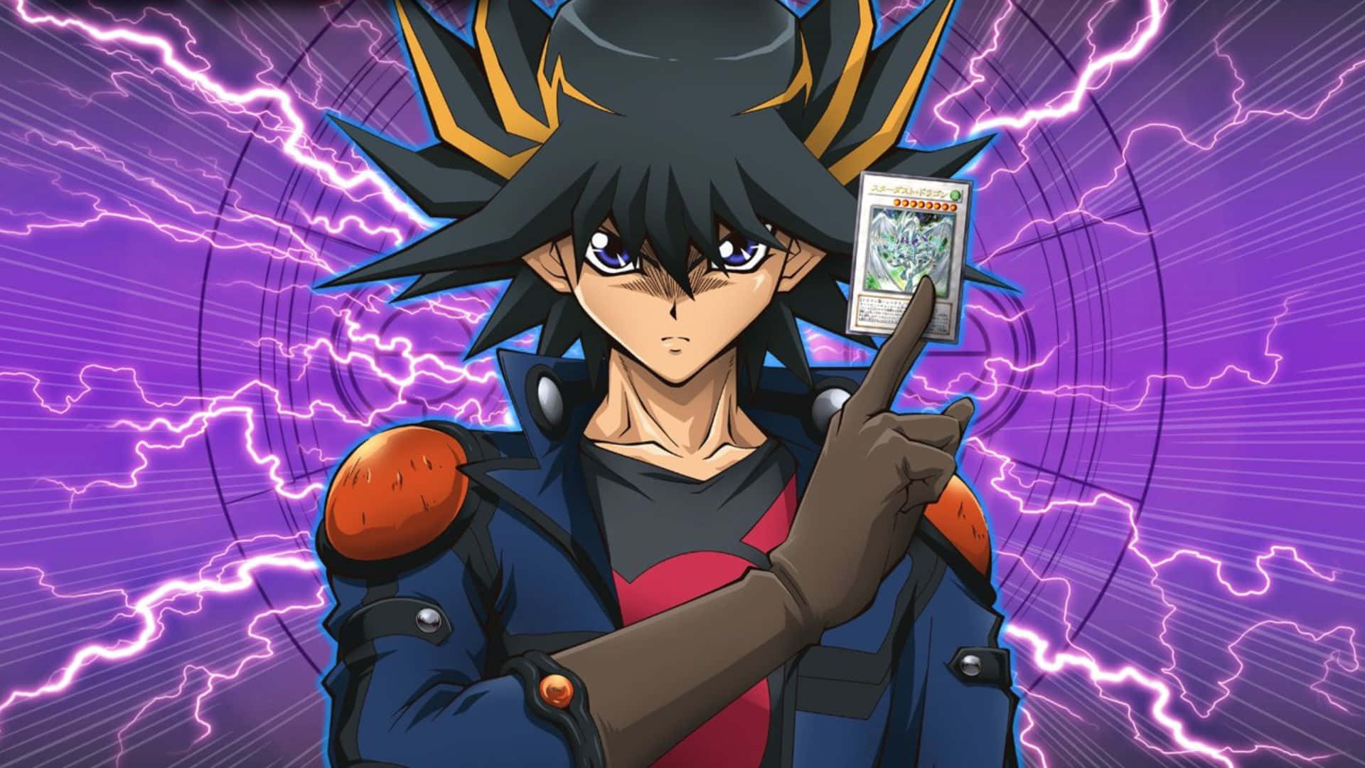 Yugioh 桌布 壁紙 — 一個決心堅定的動畫男孩，擁有黑色和金色的尖刺頭髮，在充滿紫色閃電的鮮豔背景前拿著一張決鬥怪獸卡。