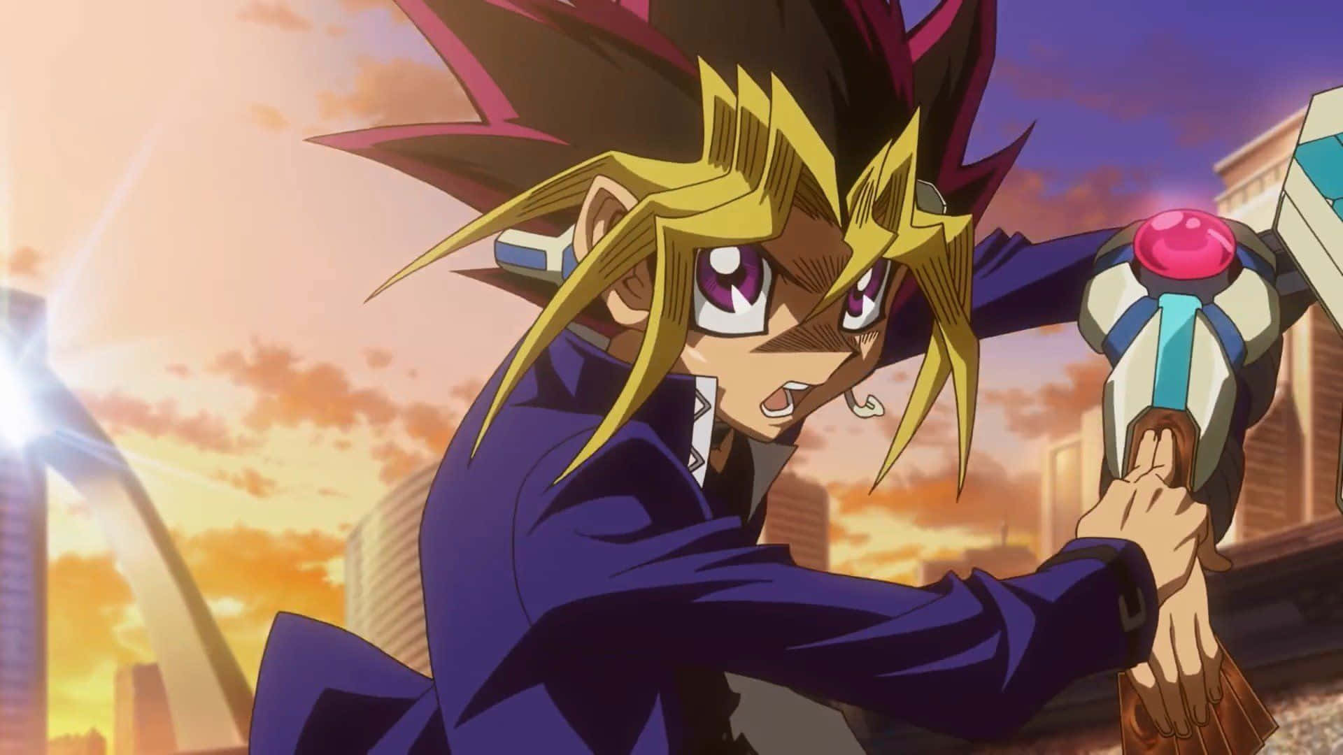 Yugi Muto 桌布 壁紙 — 一個決心堅定的動畫男孩，有著尖刺金髮，在夕陽城市天際線前揮舞著發光的決鬥盤。
