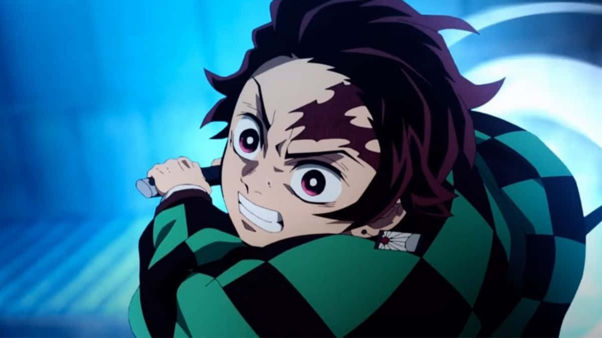 Demon Slayer Season 2 桌布 壁紙 — 一個決心堅定的動畫男孩，黑髮，穿著綠色格紋和服，在發光的藍色背景前握著劍。