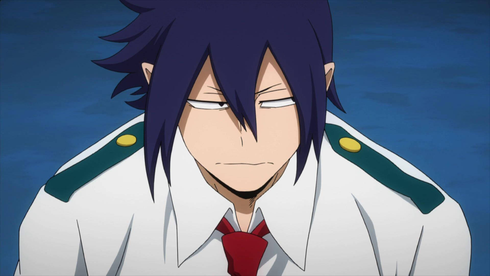 Tamaki Amajiki 桌布 壁紙 — 一個決心堅定的動畫男孩特寫，他有尖刺的深色頭髮和白色制服，背景為藍色。