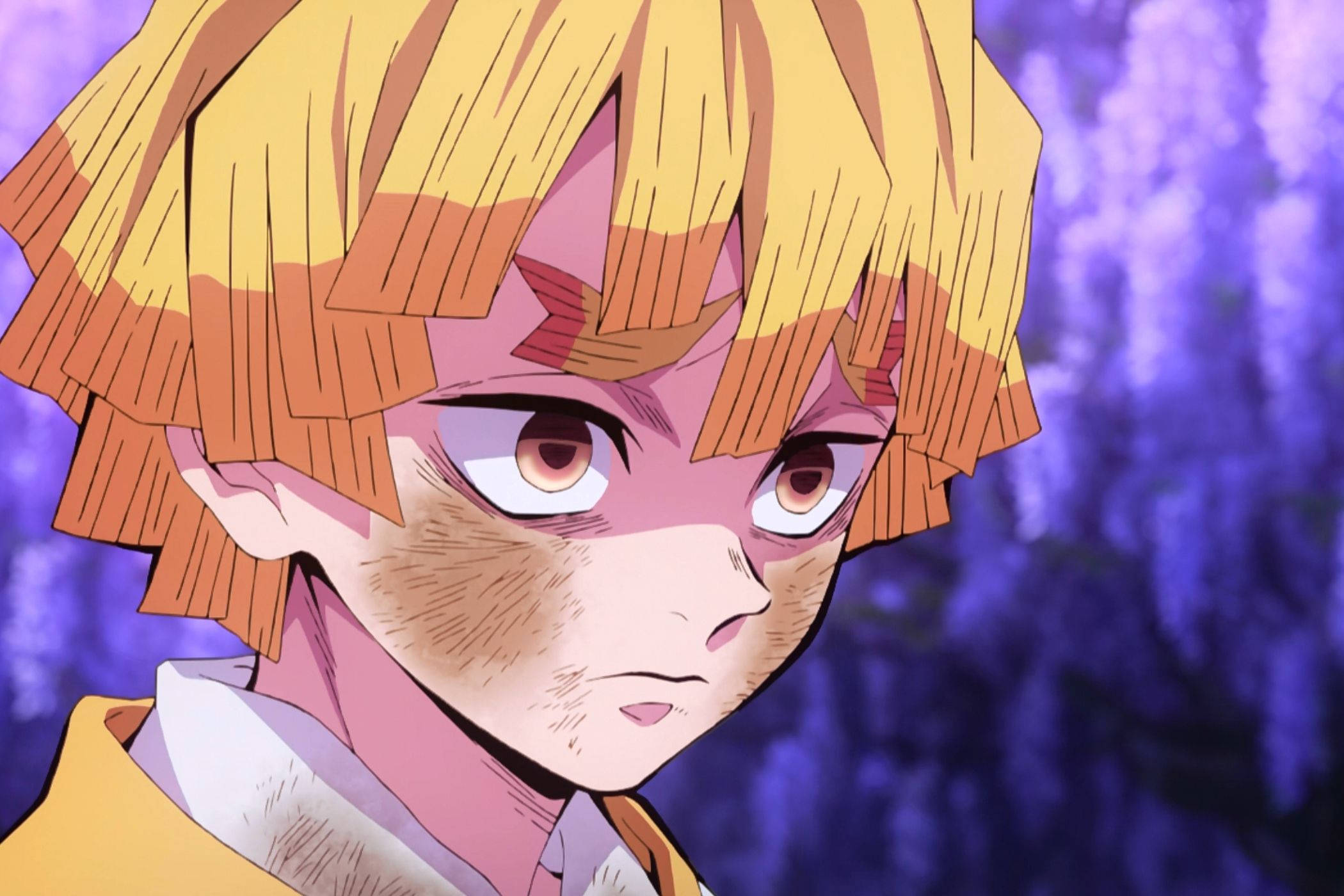 Demon Slayer Zenitsu 桌布 壁紙 — 一個決心堅定的動畫男孩特寫，擁有分層金髮和強烈的棕色眼睛，背景是模糊的紫色。