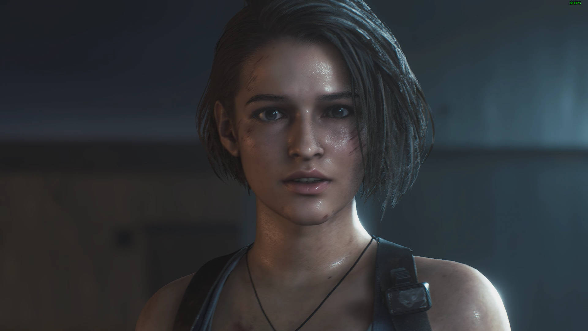Resident Evil 桌布 壁紙 — 一個決心堅定的年輕女性特寫，短黑髮，穿著戰術背心，在昏暗的室內環境中。