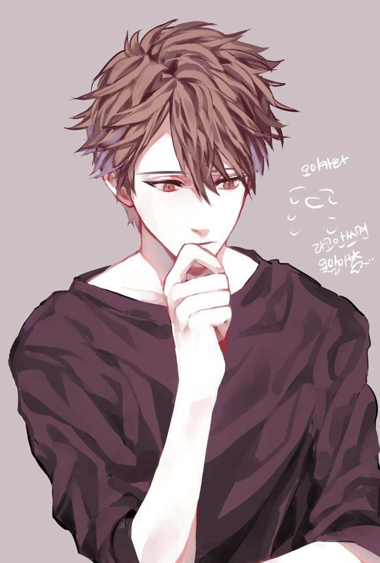 Cute Anime Boys 桌布 壁紙 — 一個沉思的動漫男孩，有著凌亂的棕色頭髮和深色襯衫，在柔和的薰衣草背景上托腮。