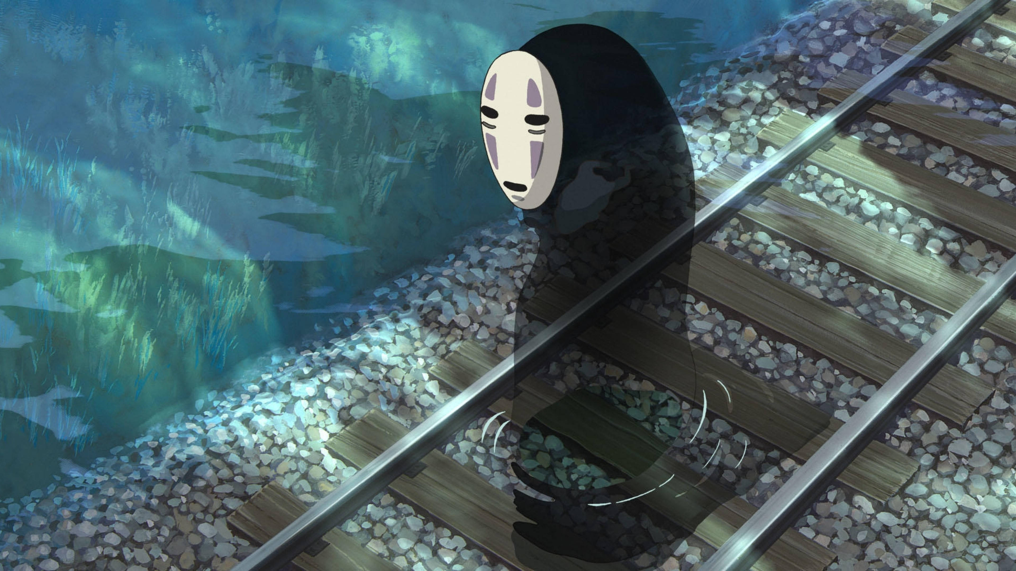 No Face 桌布 壁紙 — 一個沉默的蒙面人物站在火車軌道旁邊，旁邊是一條發光的藍色水道，在動畫場景中。