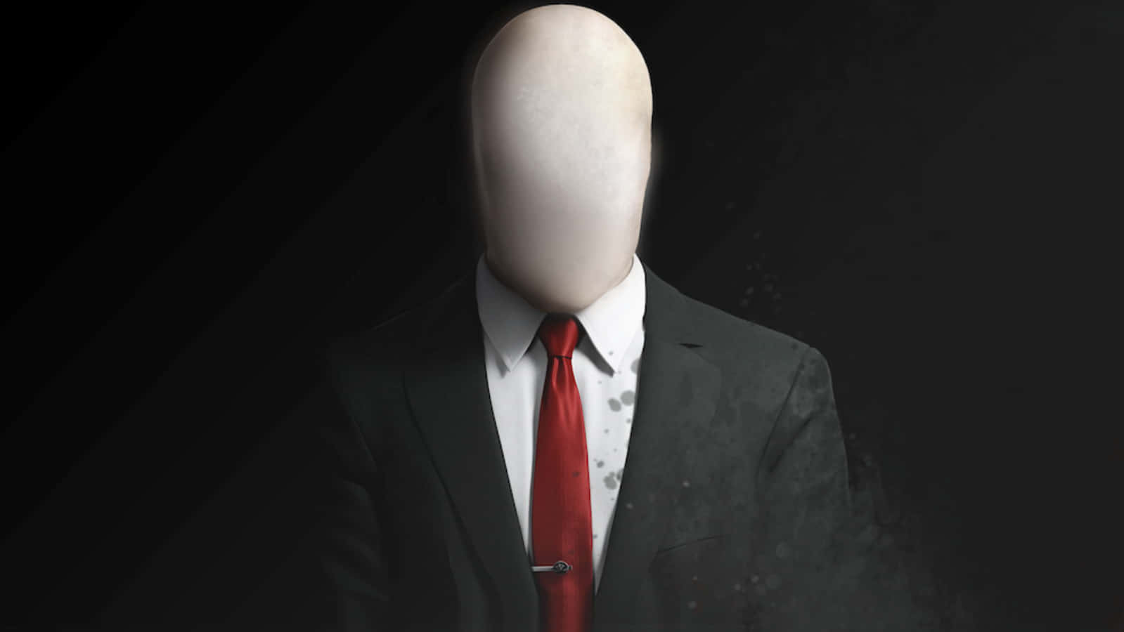 Creepypasta 桌布 壁紙 — 一個沒有臉孔的人形生物穿著深色西裝和紅色領帶，站在帶有對角線條的黑色背景前。