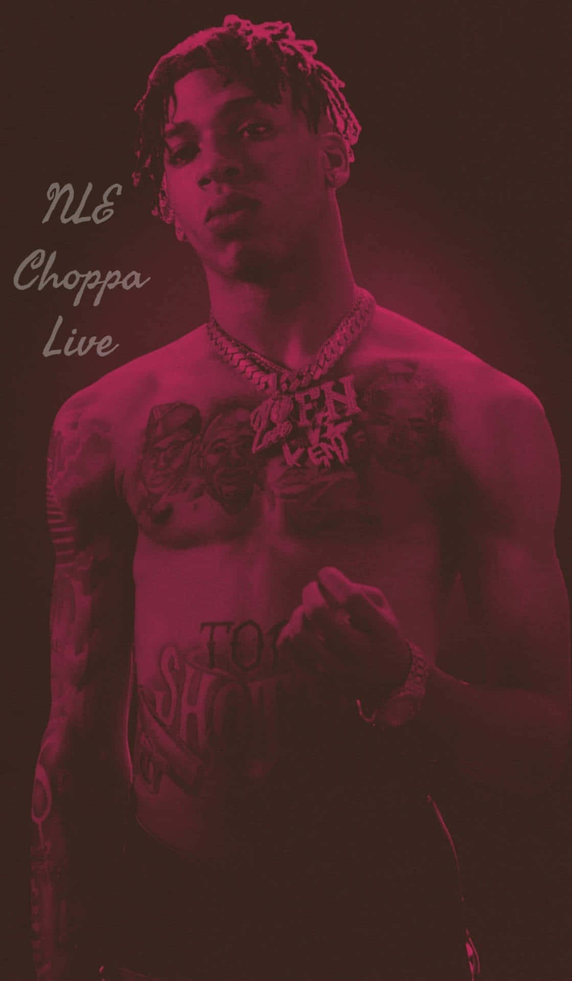 NLE Choppa 桌布 壁紙 — 一個沒穿上衣、留著辮子頭且有刺青的男人，在深紅色單色光芒下強烈凝視。
