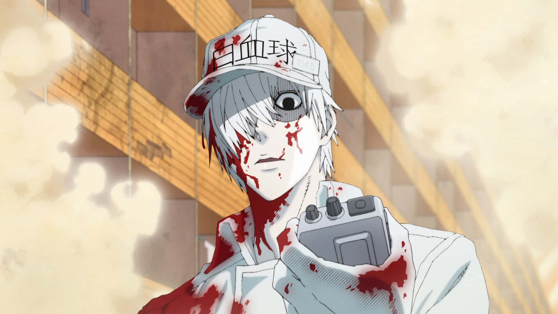 Cells At Work 桌布 壁紙 — 一個沾滿血跡的動漫男孩，戴著白色帽子、穿著白色外套，在模糊的城市背景下手持一個裝置。