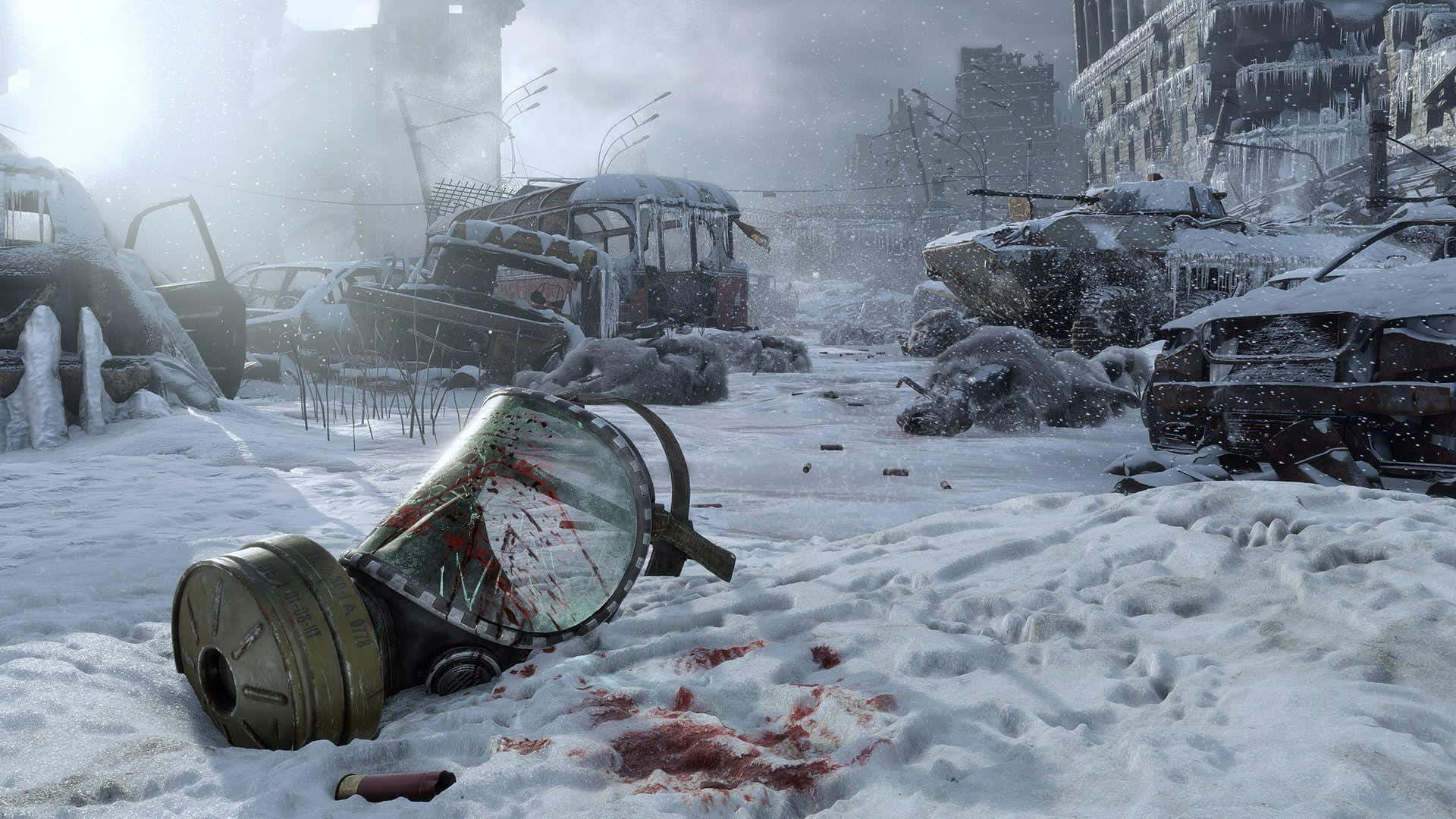 Survival Games 桌布 壁紙 — 一個沾滿血跡的防毒面具躺在深雪中，周圍是廢棄的車輛和被轟炸城市的冰凍廢墟，天空灰暗。