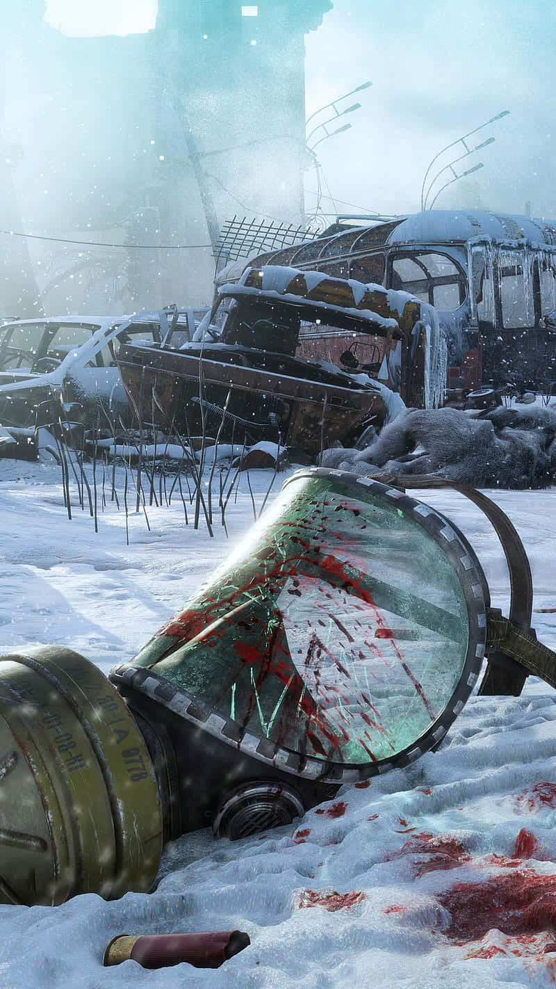 Android Metro Last Light 桌布 壁紙 — 一個沾滿血跡的防毒面具躺在雪地裡，旁邊是廢棄的汽車，在朦朧的冬日天空下。