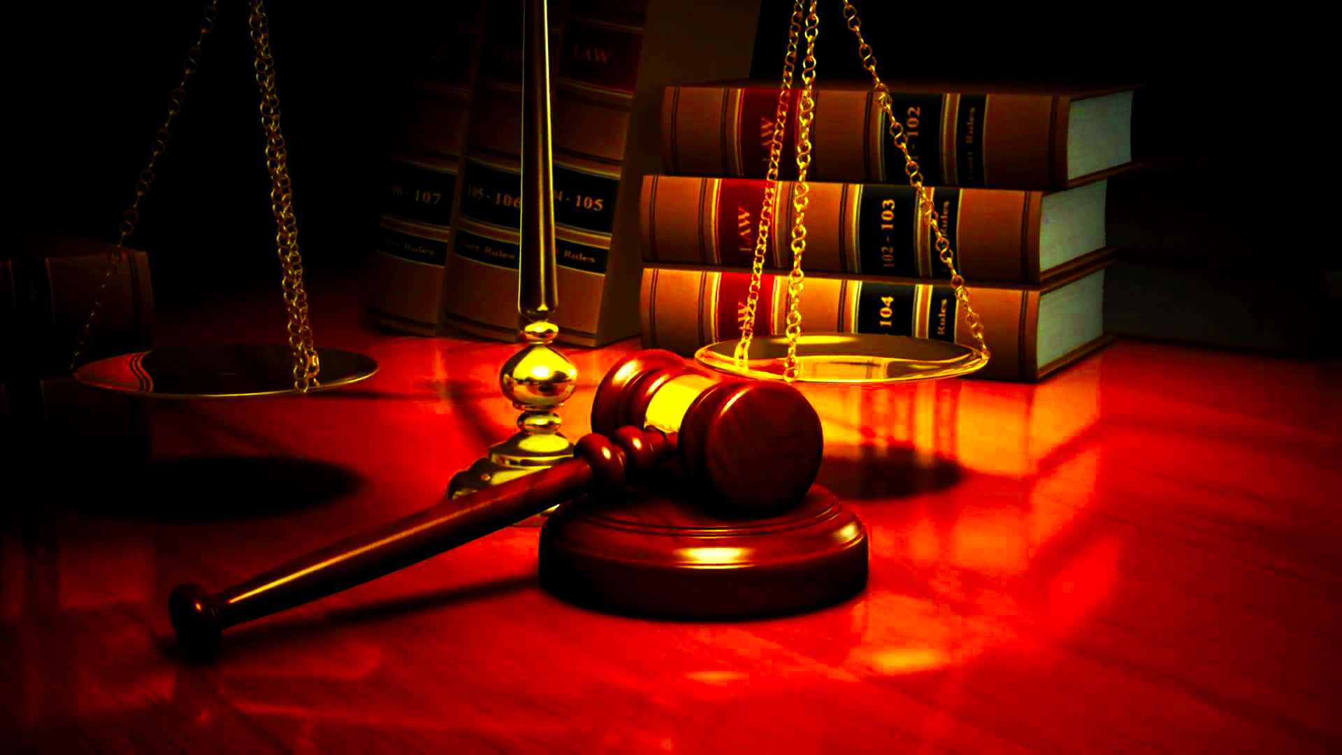 Court 桌布 壁紙 — 一個法官槌和正義天秤放在一張木桌上，旁邊有法律書籍，被戲劇性的紅光照耀。