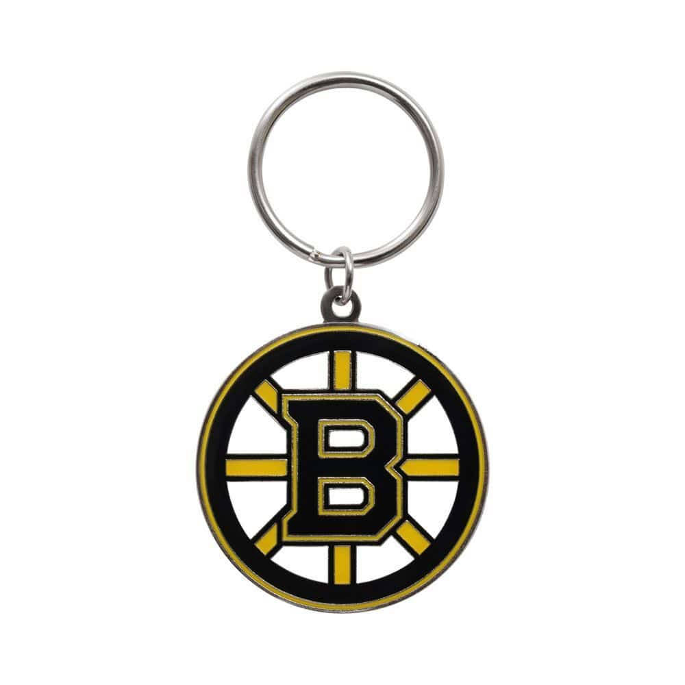 hockey 桌布 壁紙 — 一個波士頓棕熊冰球隊鑰匙圈，帶有黑色和金色的圓形徽章，在白色背景的銀色圓環上有一個粗體的 'B'。