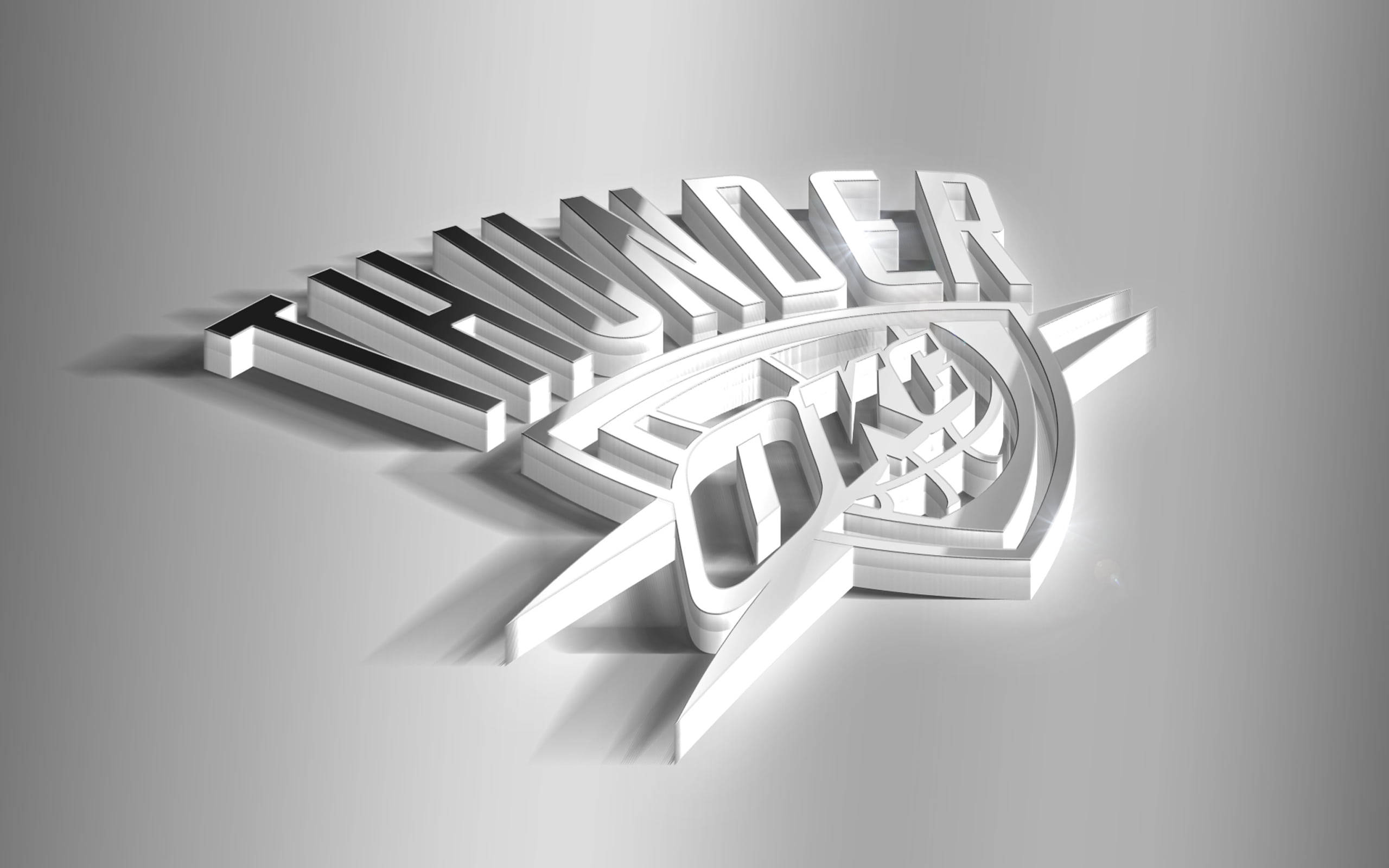 thunder 桌布 壁紙 — 一個流暢的3D渲染奧克拉荷馬城雷霆隊標誌，帶有金屬銀色字體和星爆設計，背景為漸變灰色。