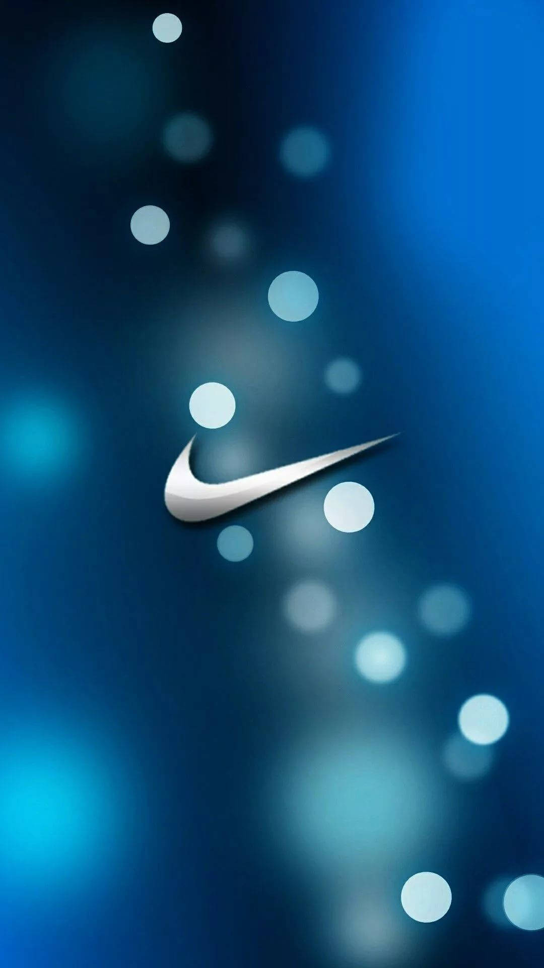 Nike iPhone 桌布 壁紙 — 一個流線型的銀色Nike勾勾標誌漂浮在發光的白色散景球體之間，背景為漸變藍色。