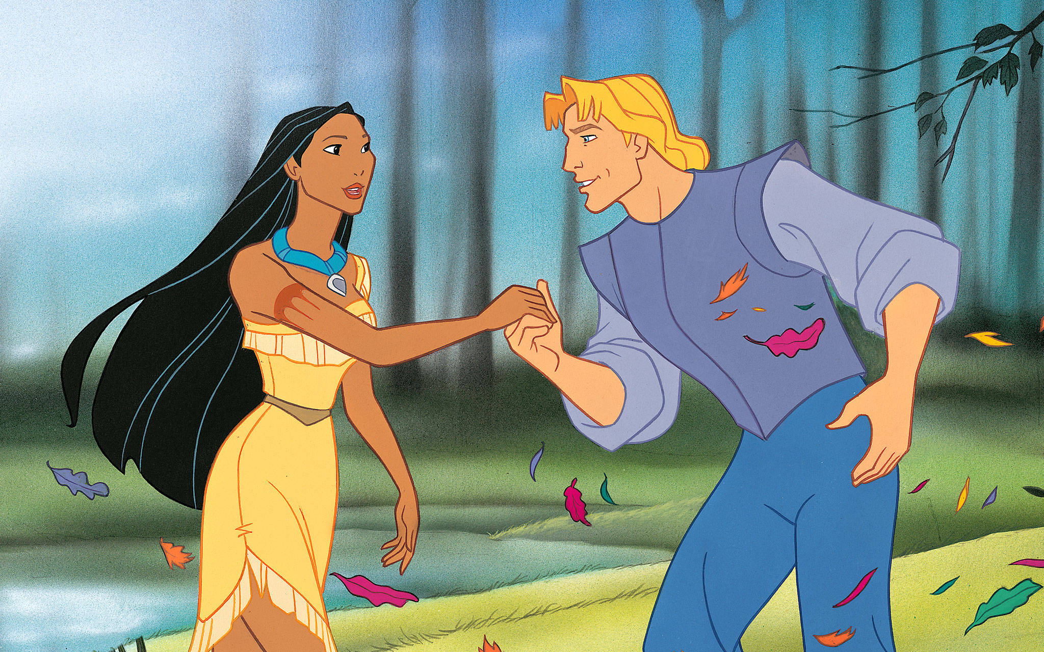 Pocahontas 桌布 壁紙 — 一個浪漫的動畫場景，一位美洲原住民女性和一位金髮男子在森林中牽手，周圍有秋天的落葉飄落。